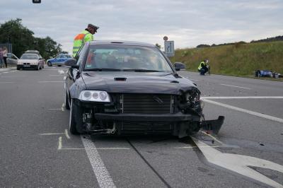 Pkw  ueberfaehrt rote Ampel und kollidiert mit Motorrad auf der B28 bei Oberjettingen - Motorradfahrer schwer  verletzt. 